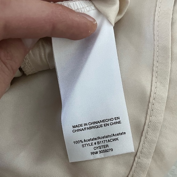 NWT Weekend/ High waisted dress shorts/ Oyster colour/ Silky material/ Size US S - Picture 8 of 10